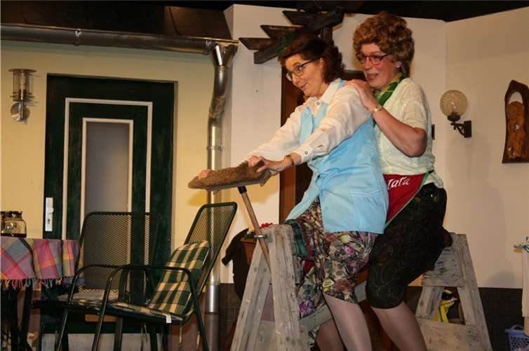 Motorradfahren will gelernt sein; das gilt auch für den Part des Sozius: Rosemarie Krämer und Irmtraud Müller üben auf einem Holzbock.