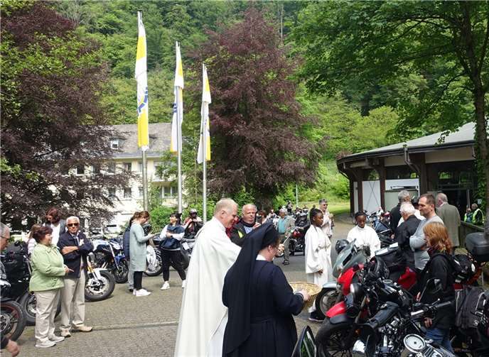 Motorradsegnung vor der Pilgerkirche. Fotos: SMS