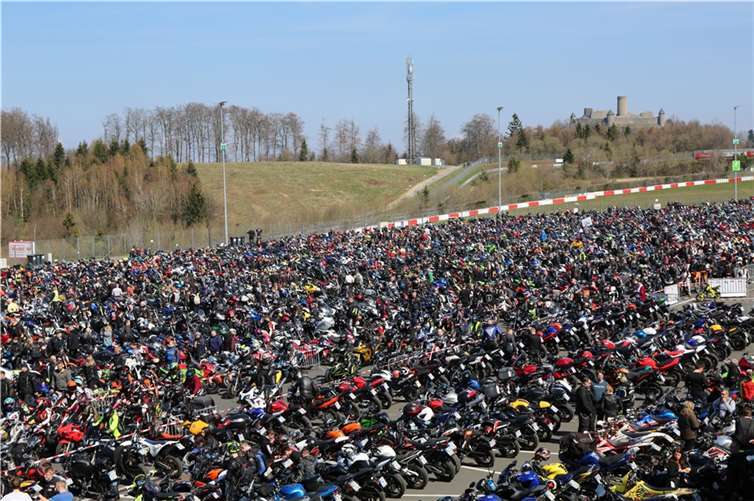Motorräder so weit das Auge reicht: Am Sonntag, 2. April wird das Grand-Prix-Fahrerlager des Nürburgrings wieder zum Treffpunkt für Biker aus ganz Deutschland und den Nachbarländern. Foto: Nürburgring