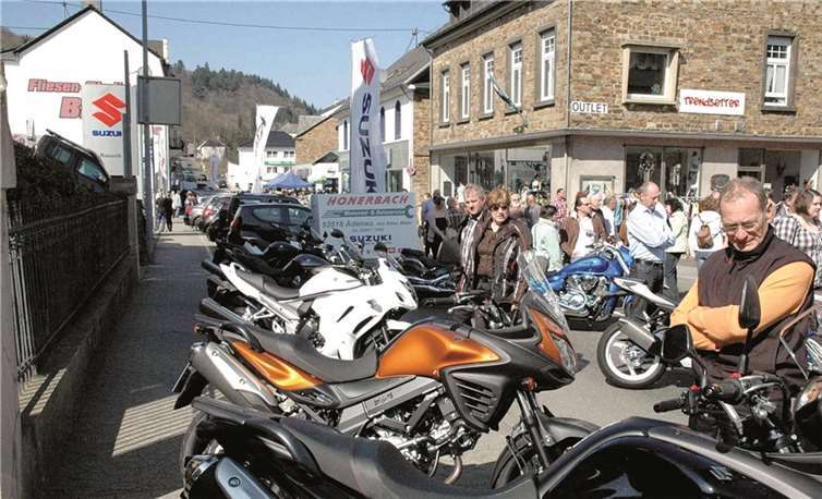 Motorräder und Autos gehören zum Frühlingsfest. 