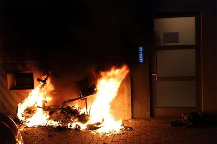 Motorroller in Flammen. Foto: Polizei