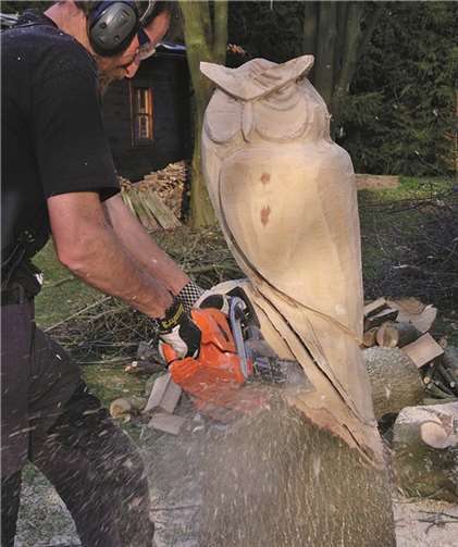 Motorsägenkünstler zeigen ihr Können.