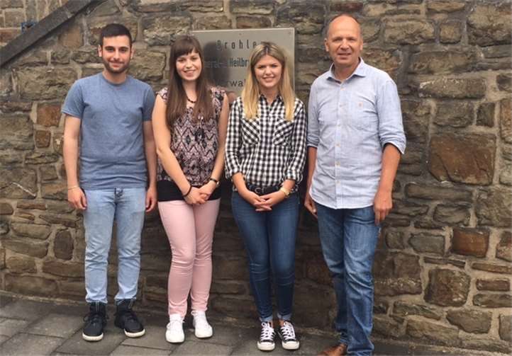 Mourad Osmann (v.l.), Rebekka Wirfs und Jessica Schletz mit Ausbildungsleiter Alois Krupp. privat
