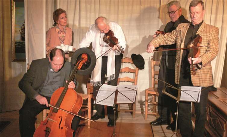 Mrs. Wilberforth (Ursula Rocke) überrascht die neu in ihr Zimmer eingezogene Killerbande (v.l.: Clint Christian Staak, Sebastian Schlatterer, Rudolf Heinrich, Peter Meurer) mit einem gut gemeinten Nachmittagstee.privat