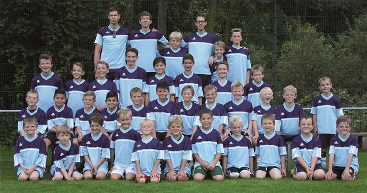 Müde, aber zufrieden präsentierten sich Teilnehmer und Trainer des Fußball-Ferien-Camps der SG Bachem/Walporzheim nach fünf Tagen Fußball-Spaß.privat