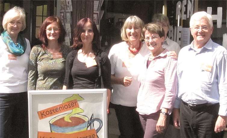 Müde und zufrieden mit dem Erfolg des ersten Kaffee-Probiertages stützten sich die Weltladen-Mitarbeiter gegenseitig nach getaner Arbeit. Der gute Besuch des Kaffee-Probiertages gibt ihnen Motivation für weitere Projekte in den kommenden Monaten. Privat