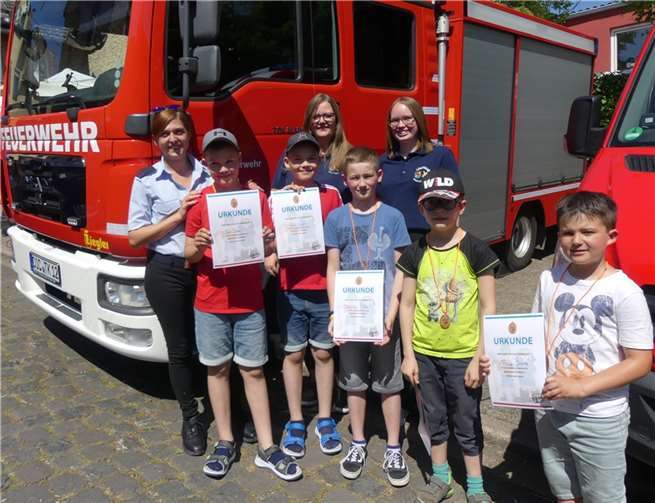 Müdens erfolgreicher Feuerwehrnachwuchs mit seinen engagierten Betreuerinnen Lari Cook, Nathalie Scherer und Vanessa Lorang.