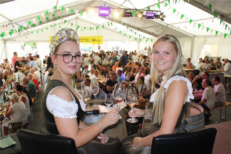 Müdens neue Weinkönigin Maria und ihre Weinprinzessin Laura  durften gleich zum Amtsantritt mit einer Weinprobe eine alte Tradition neu beleben.