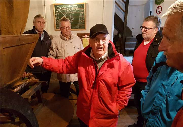 Mühlenführer Fredy Löhr erklärt das Becherwerk der Mühle. privat
