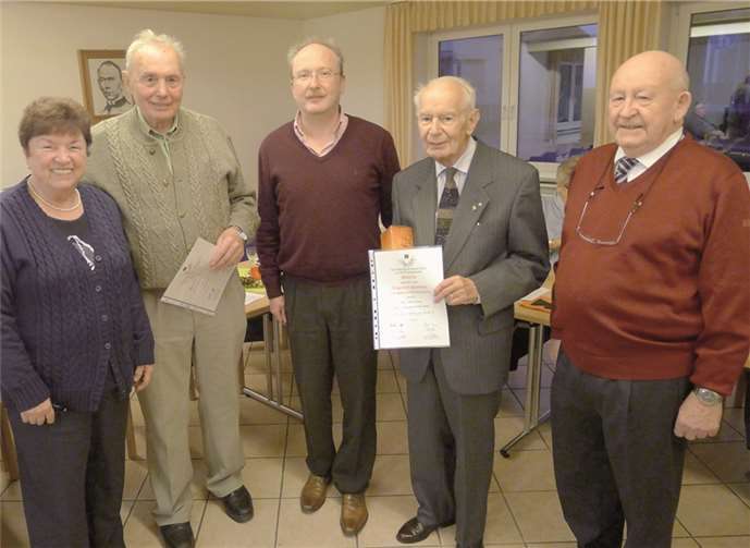 Mühlheim. Beim jüngsten Kolpinggedenktag wurden Karl Becker, Hans Karn, Engelbert Klöckner , Helmut Neckenig und Hermann Wirges jeweils für eine 65jährige Mitgliedschaft im Kolpingwerk geehrt. Die Jubilare freuten sich über die Auszeichnungen und die kleinen Präsente. Das Foto zeigt (v. l): Bezirksvorsitzende Martha Ihrlich, Helmut Neckenig, stellv. Vorsitzender Joachim Rünz, Engelbert Klöckner und Präses Leo Ehses.privat