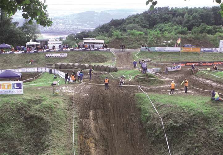 Mühsam quälten sich die Fahrer am Samstag trotz der Verkürzungen über die matschige Strecke.