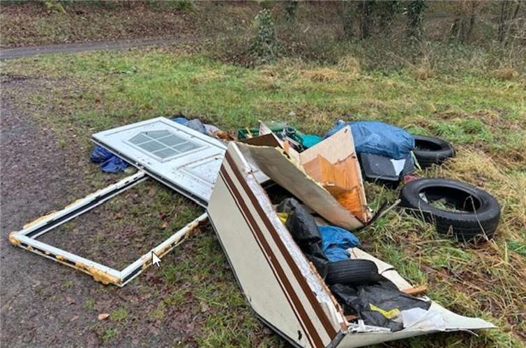 Autoreifen, Hausmüll und Bauschutt einfach in die Umwelt geschmissen Müll wurde illegal in Monreal entsorgt. Fotos: Polizeiinspektion Mayen