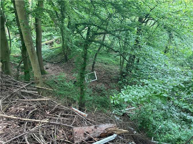 Illegale Müllablagerung im Heimbach-Weiser Wald Müllablagerung. Foto: Polizeiinspektion Neuwied/Rhein