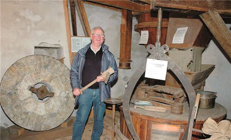 Müllermeister Ewald Gillig in seiner historischen Mühle. UM