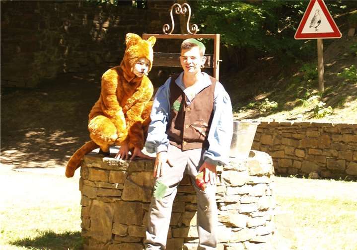 Müllersohn Hans und sein treuer Begleiter beschließen, den Kampf gegen den Zauberer aufzunehmen.