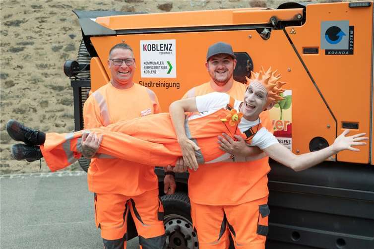 Müllmonster Pablo und die Koblenzer Kollegen von der Stadtreinigung.  Fotos: SCH