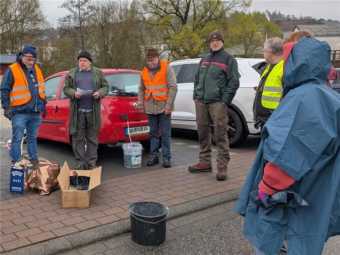 Müllsammelaktion des Verkehrs- und Verschönerungsvereins Raubach.  Foto: privat