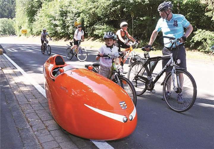 Müsch: Was ist das? Seifenkiste? Nein, ein liegend Rad aus Carbon.