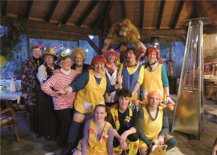 Müsch. Wie in jedem Jahr haben die Müscher Möhnen auch diesmal Weiberdonnerstag im Pavillon der Lachsräuscherei Sion gefeiert. Mit ihren frechen Pippi Langstrumpf-Kostümen verbreiteten sie eine ausgelassen Stimmung. privat