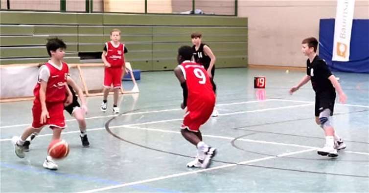 Müslüm Algin am Ball hielt mit seinem Team gut mit. Foto: Ed Taylor