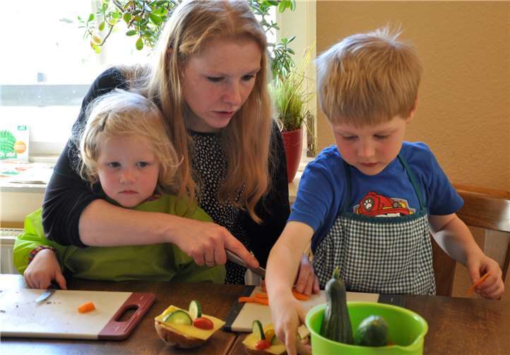 Mütter kochen zusammen mit ihren Kindern im Elterncafé.privat