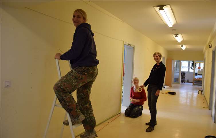 Mütter und Erzieherinn sorgten gemeinsam für frische Farbe im Mariengarten.