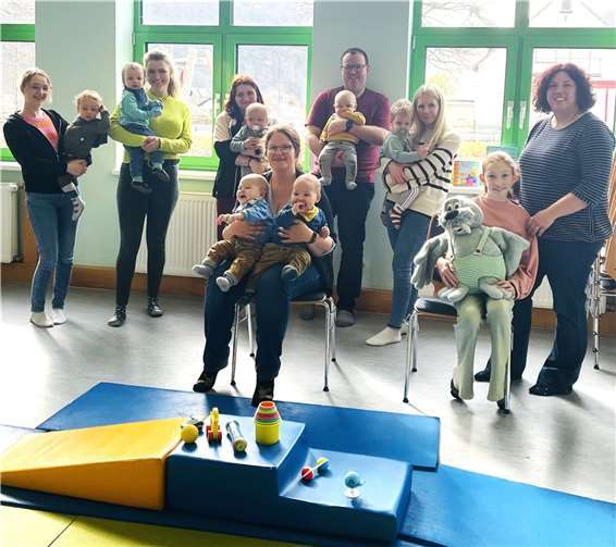 Mütter und Väter konnten in einer Gesprächsrunde erfahren und sich darüber austauschen, wie sie die Zähne ihres Kindes auf Dauer gesund erhalten können. Foto: Christa Fröhlich