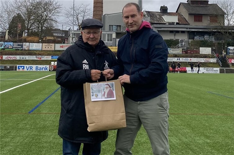 Mützenübergabe von Reinhold Maurer an Jörg Zerwas, den 1. Vorsitzenden des Fördervereins. Foto: Jörg Zerwas/SV Eintracht Mendig