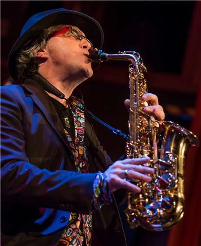 Multi-Instrumentalist „Dirko Juchen“ wird neben anderen Künstlern beim Abschieds-Event am 30. September von 16 bis 18 Uhr bei freiem Eintritt in der röhrig-Kulturbühne begeistern, wo Hans Peter Röhrig auch mit den Besuchern auf seine neuerliche Kulturpreis-Auszeichnung anstoßen wird. Foto:Dirko Juchem