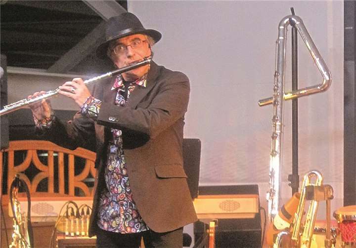 Multi-Musiktalent Dirko Juchem gestaltete den musikalischen Rahmen.