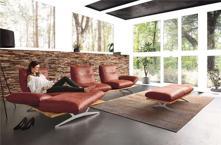 Multifunktionale Couchgarnitur von Koinor mit 360 Grad drehbarer Bewegungsfunktion.Quelle: Porta Möbel