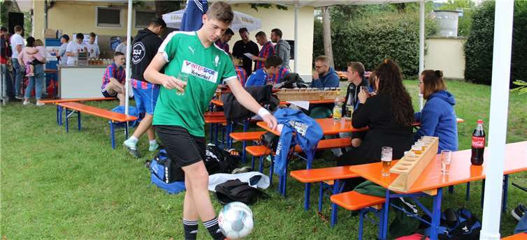 Multitasking ist beim Turnier der Junggesellen selbstverständlich.