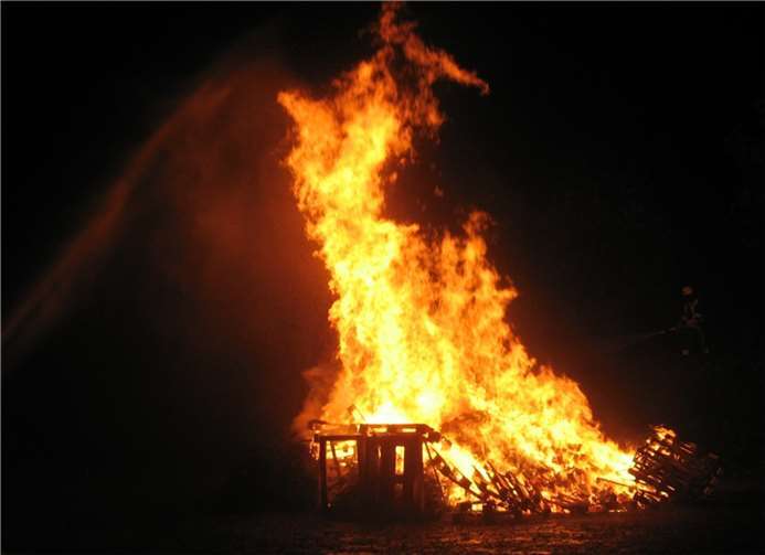 Munter brennt das Urbarer Martinsfeuer bei angenehmer Witterung.