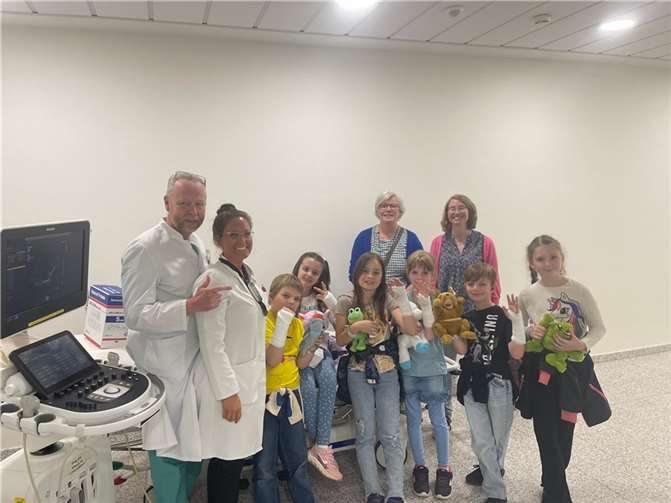 Muntere Kinderstimmen im Foyer des DRK-Krankenhauses Neuwied kündigten am 13. Juni 2024 eine weitere Folge der mittlerweile etablierten „Kiddi-Ambulanz“ an. Foto: privat