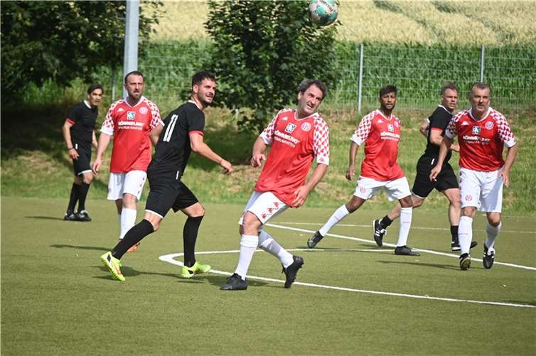 Munteres Spielchen: Beim Duell der Traditionsmannschaften des 1. FC Köln (schwarze Trikots) und des FSV Mainz 05 bekamen die 350 Zuschauer auf dem Alzheimer Kunstrasenplatz 14 Tore zu sehen.
