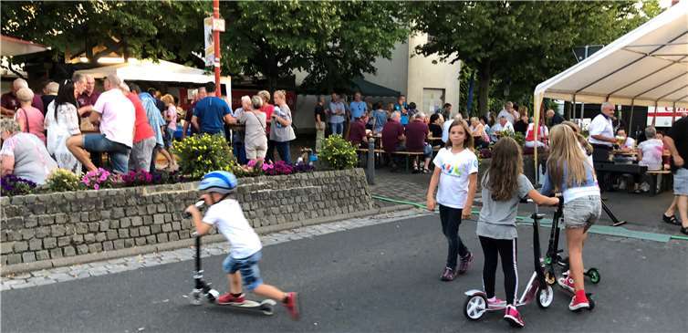 Munteres Treiben auf dem Dorfplatz 2019. Foto: privat