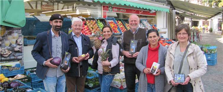 Murat Korkmaz, Inhaber Feinkost Korkmaz, Hans-Joachim Schmitz, Sprecher fairtrade-Steuerungsgruppe, Fatma Eskicirak, Didi Pörzgen, Gülcan Korkmaz, Annette Förster, stellv. Vorsitzende Eine-Welt Linz e.V. und zuständig für den Einkauf des Weltladens, versammelten sich auf dem Linzer Buttermarkt.fairtrade Steuerungsgruppe