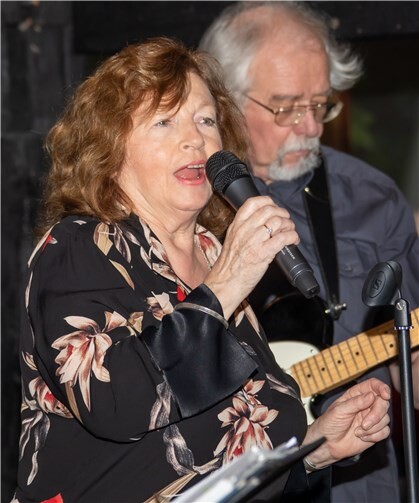 Muriel Paris sang Jazz, Rock und Pop erfahren intoniert.