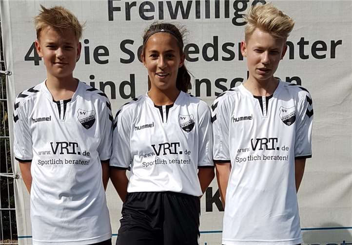 Muriel mit ihren Brüdern Emil (li.) und Joshua – alle gemeinsam im Trikot der C-Junioren SV SW Merzbach.