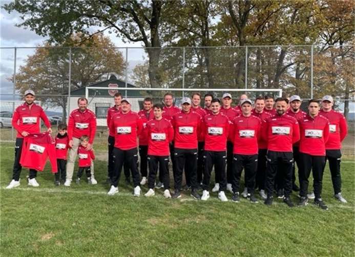 Musa Demiraj bei der Übergabe der Pullover an die Spieler.Foto: privat