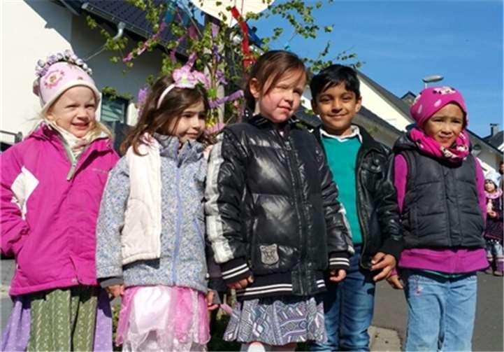 Musab konnte sich als einziger Junge der Vorschulgruppe über einen Maibaum freuen. privat
