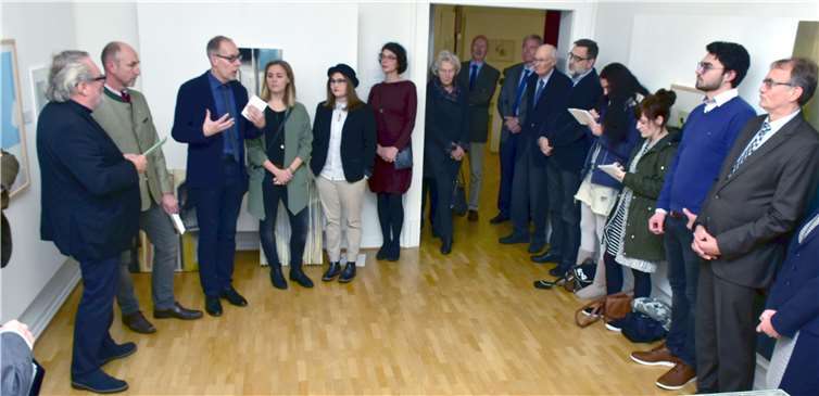 Museumsdirektor Bernd Willscheid (3. v. l.) nutzte die Ausstellungseröffnung, um auf die 70-jährige Geschichte der Jahreschau zurückzublicken. Seinen Ausführungen folgten die interessierten Gäste, darunter Uwe Langnickel und Dominik Graf von Spee (v. l.) vom Rotary Club Neuwied-Andernach sowie Landrat Rainer Kaul (r.).  HEP