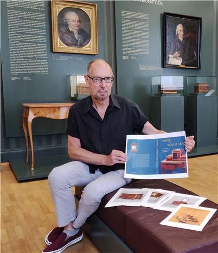 Museumsdirektor Bernd Willscheid präsentiert die Korrekturfahnen des umfangreichen Kataloges. Foto: Thomas Höfner