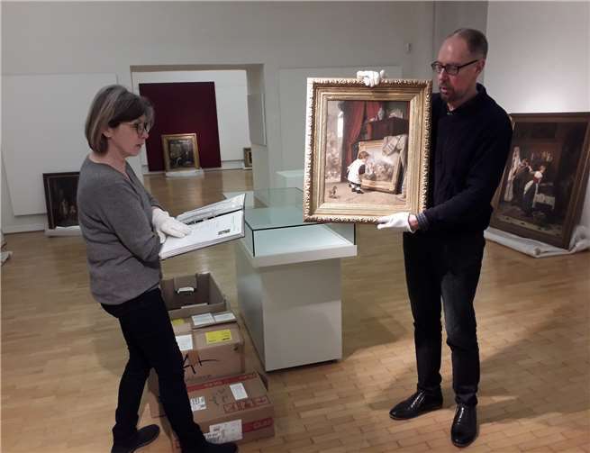 Museumsdirektor Bernd Willscheid und Rosina Kusche-Knirsch vom Roentgen-Museum bei der Vorbereitung der Ausstellung „August Friedrich Siegert“.Foto: Roentgen Museum