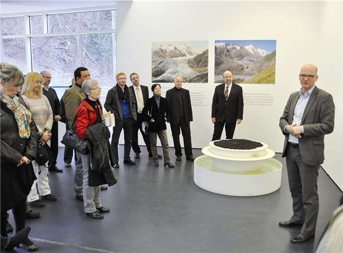 Museumsdirektor Oliver Kornhoff erläuterte den Stadträten nicht nur das „Ende der kleinen Eiszeit“, sondern führte sie anschließend durch das „Lichtgestöber“. AB