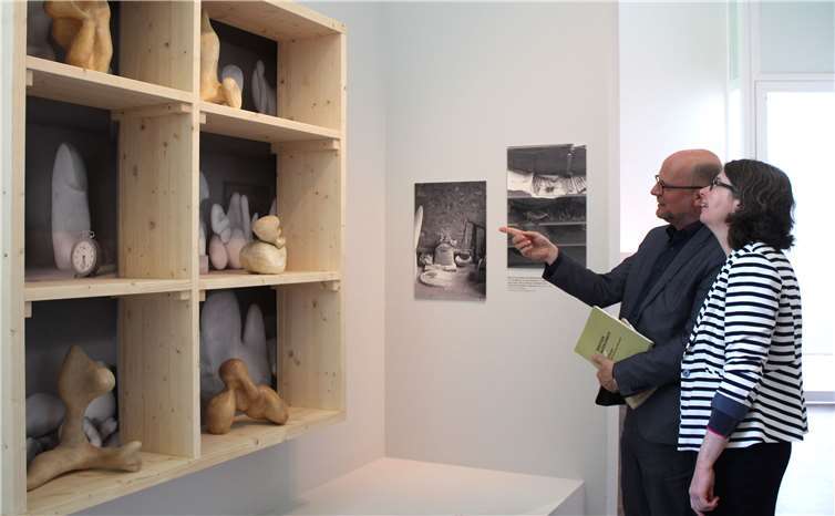 Museumsdirektor Oliver Kornhoff und Geschäftsführerin Petra Spielmann vor Arps Formenkosmos aus seinem Atelier in Meudon Ende der 1950er-Jahre. Fotos: HG