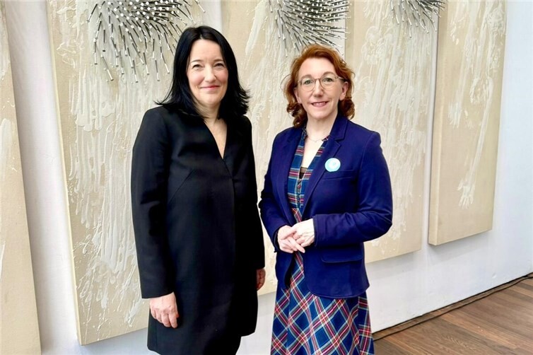 Museumsdirektorin Dr. Julia Wallner (links), Susanne Müller