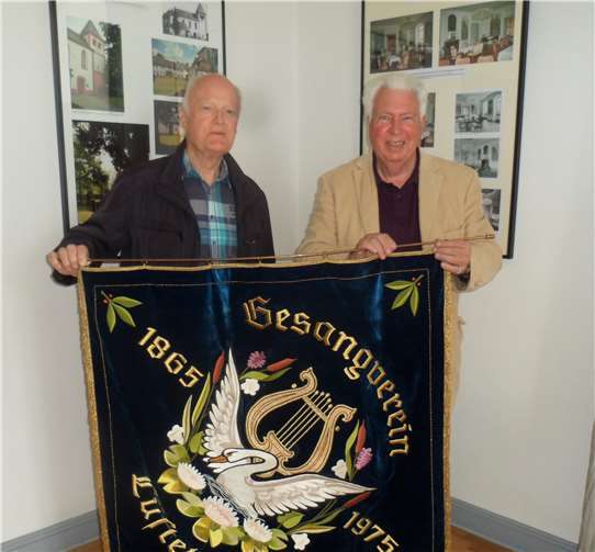 Museumsleiter Dr. Jörg Köpke und Ortsvorsteher Siegfried Schwaner mit Jubiläumsfahne des Lüftelberger Gesangvereins für die Ausstellung. Foto: privat