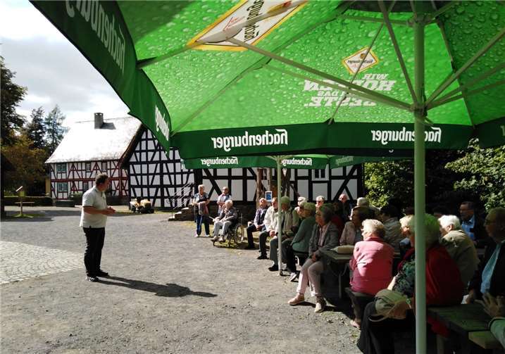 Museumsleiter Dr. Jungbluth empfing die Senioren.Foto: privat