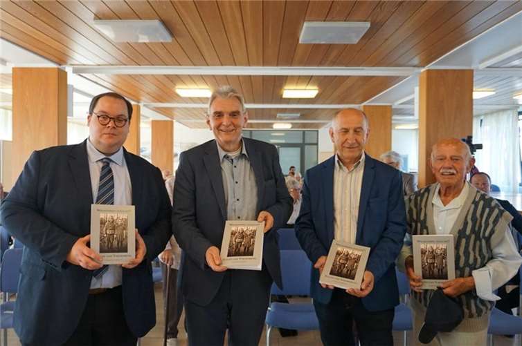 Museumsleiter Dr. Kai Seebert, Stadtbürgermeister Claus Peitz, der 1. Beigeordnete der Stadt Andernach Dr. Hans Georg Hansen sowie ein Zeitzeuge mit Band 38 der Andernacher Beiträge. Fotos: HIL